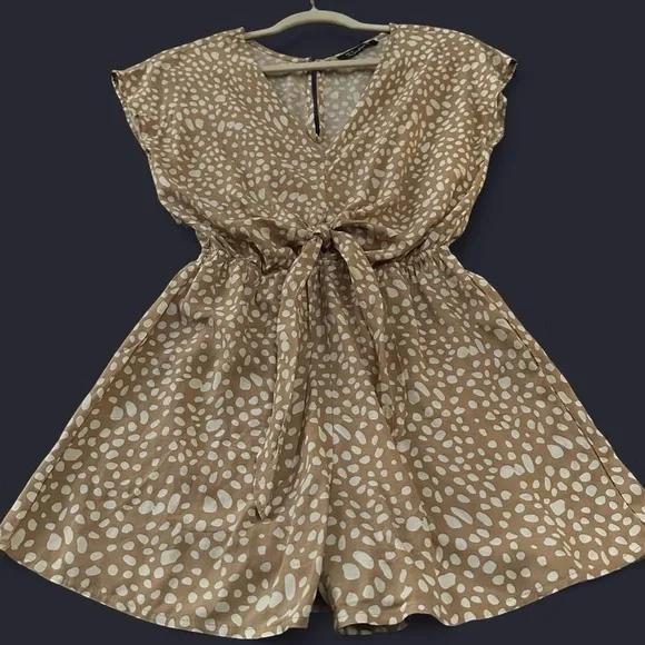 SIMPLEE Tan and white front tie romper - Picture 3 of 7